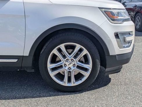 Used 2017 Ford Explorer XLT w/ Equipment Group 202A FWD image 9