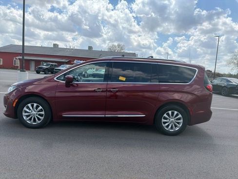 Used 2018 Chrysler Pacifica Touring-L Plus FWD image 2