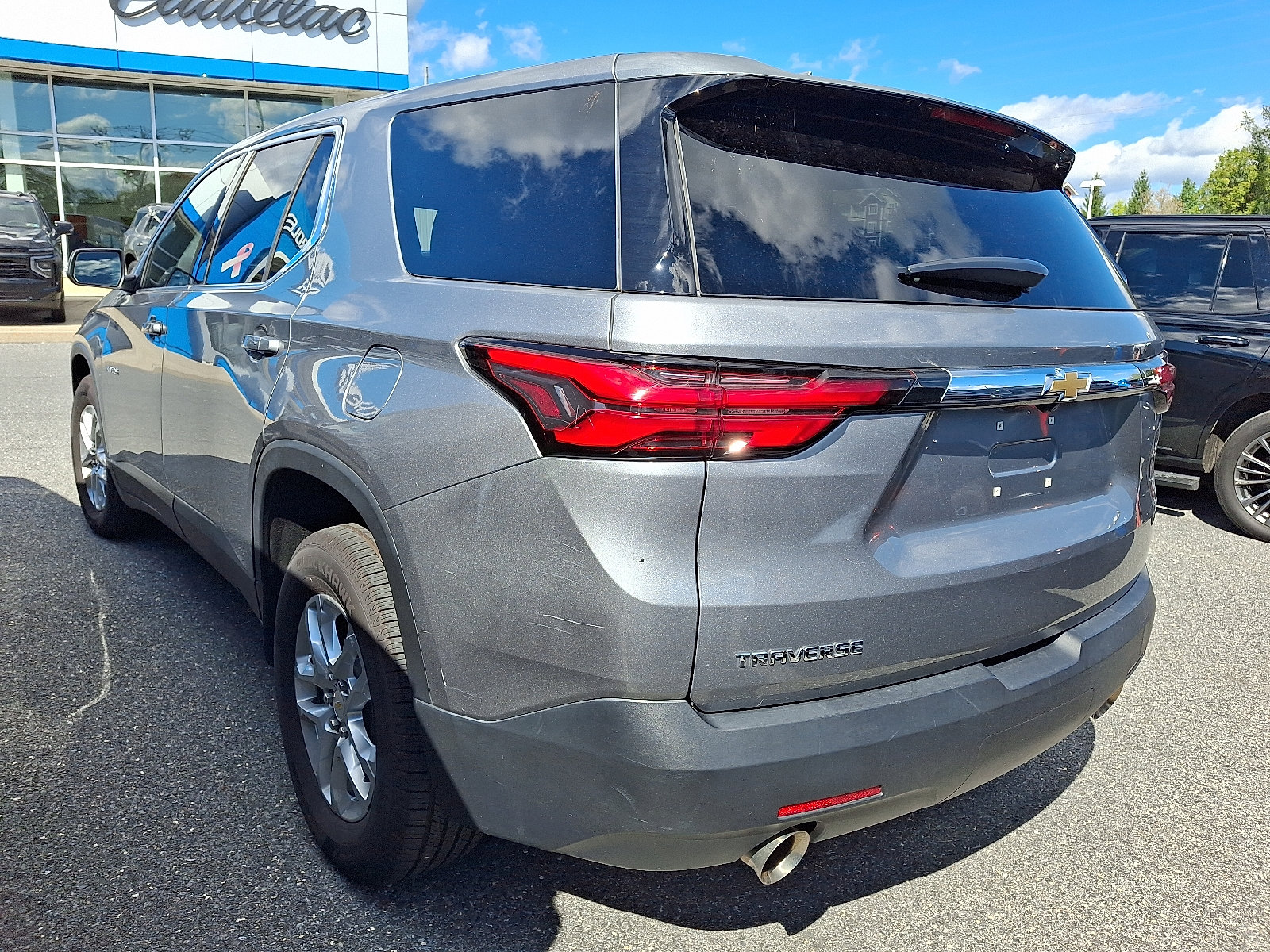 Used 2023 Chevrolet Traverse LS w/ Safety Package FWD image 4