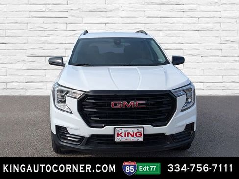 Used 2024 GMC Terrain SLE w/ Driver Convenience Package image 2