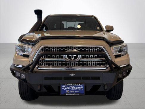 Used 2017 Toyota Tacoma TRD Off-Road w/ Premium & Technology Package AWD/4WD image 3