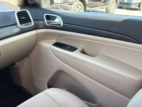 Used 2019 Jeep Grand Cherokee Laredo w/ 18" Wheel & 8.4" Radio Group AWD/4WD image 29