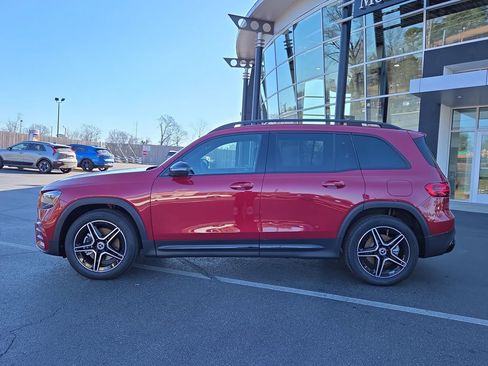 Used 2026 Mercedes-Benz GLB 250 4MATIC image 2