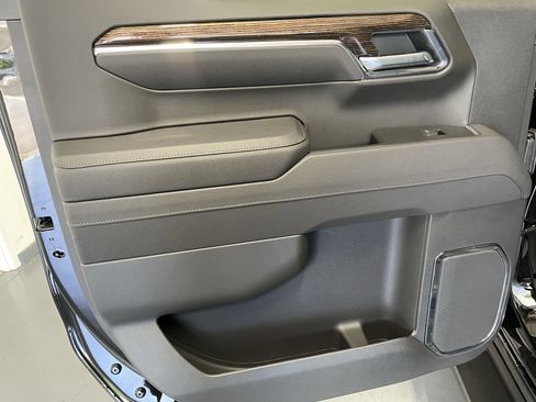 New 2025 GMC Sierra 1500 Elevation image 8