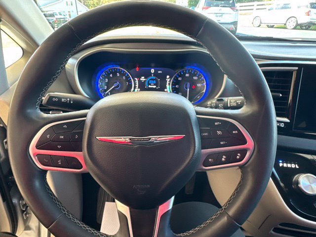 Used 2023 Chrysler Pacifica Touring-L FWD image 17