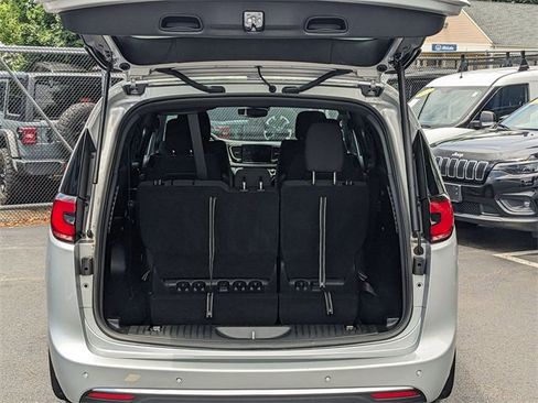 Used 2023 Chrysler Pacifica Touring image 25