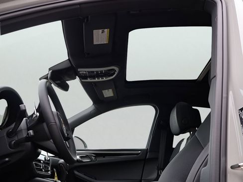 New 2026 Porsche Macan image 36