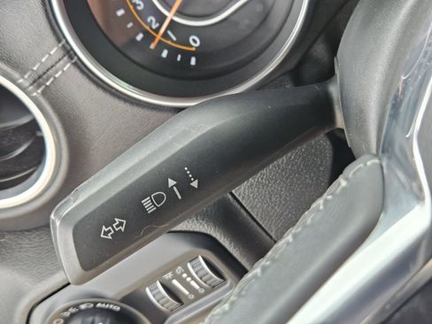 Used 2018 Jeep Wrangler Unlimited Sahara AWD/4WD image 27