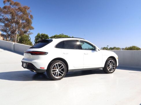 Certified 2024 Porsche Macan AWD/4WD image 8