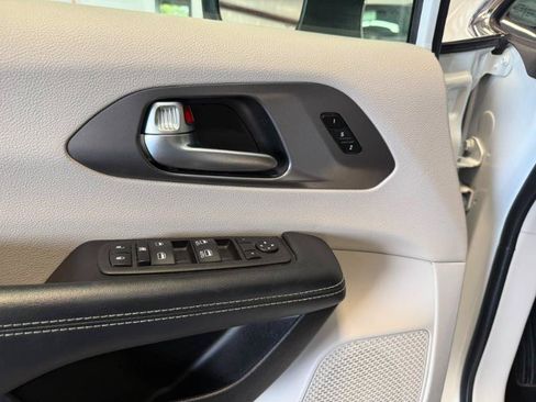 Used 2023 Chrysler Pacifica Touring-L FWD image 26