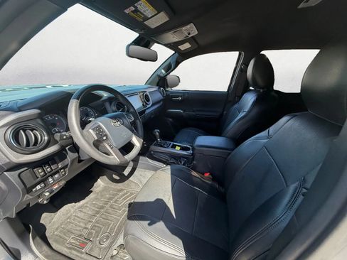 Used 2019 Toyota Tacoma TRD Sport w/ Technology Package AWD/4WD image 11