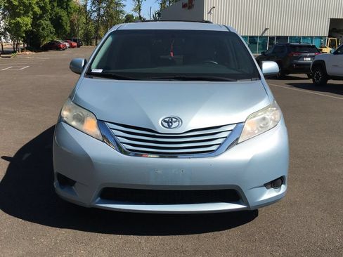Used 2017 Toyota Sienna LE FWD image 9