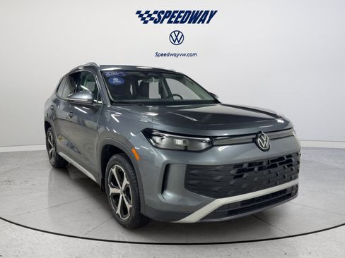 Certified 2025 Volkswagen Tiguan SE FWD image 2