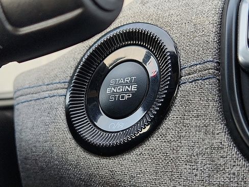 Used 2024 Jeep Compass Latitude image 9