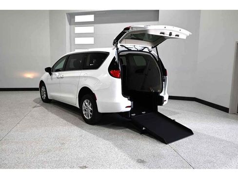 Used 2024 Chrysler Voyager LX FWD image 2