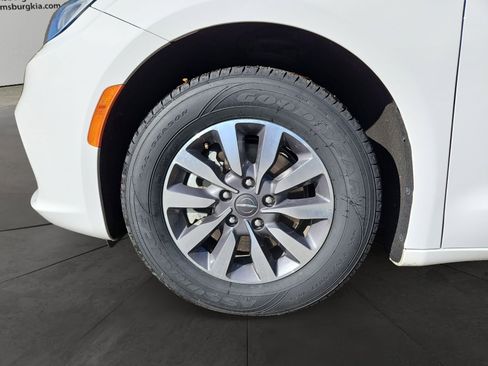 Used 2024 Chrysler Pacifica Limited FWD image 14