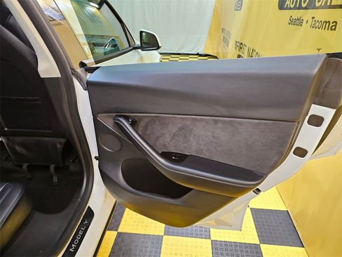Used 2021 Tesla Model Y Long Range image 16