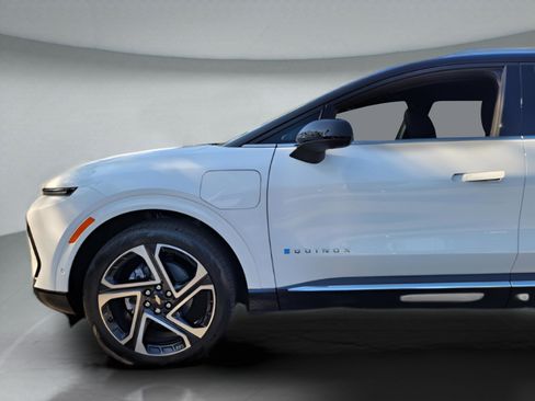 New 2026 Chevrolet Equinox EV LT image 24