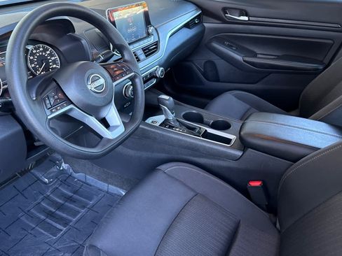 Used 2025 Nissan Altima 2.5 SV FWD image 11