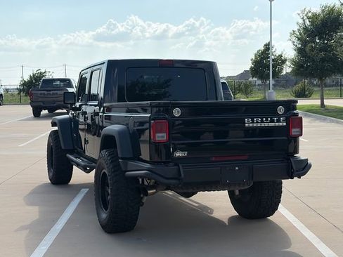 Used 2018 Jeep Wrangler Unlimited Rubicon w/ Connectivity Group AWD/4WD image 7