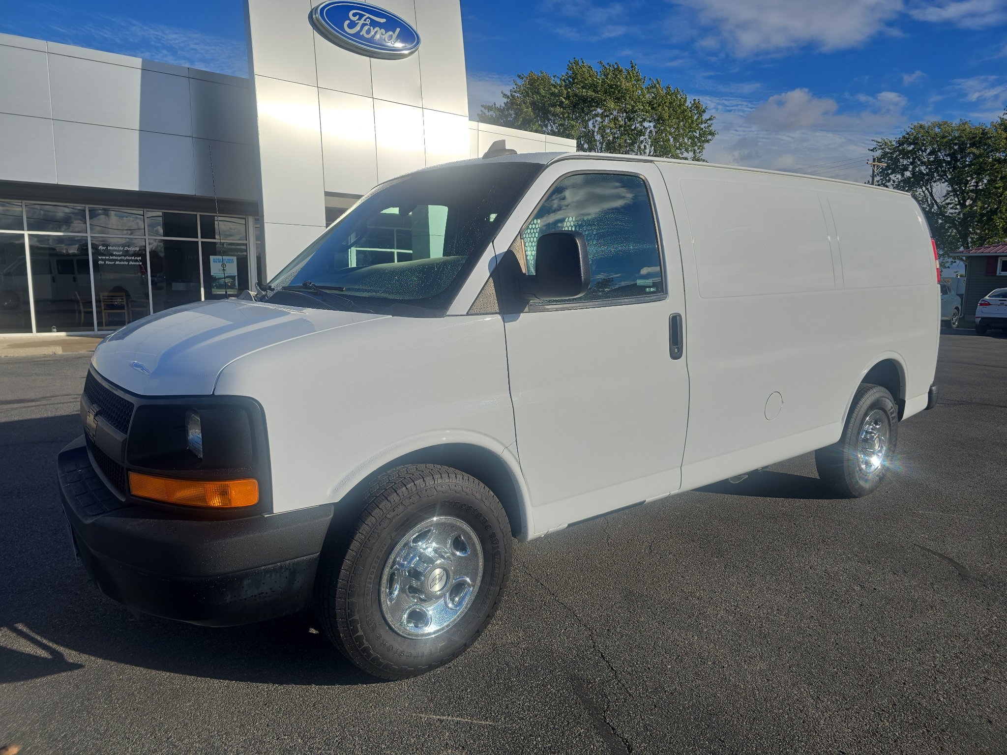 Used 2016 Chevrolet Express 2500 RWD image 2