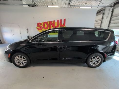 Used 2025 Chrysler Pacifica Select FWD image 2