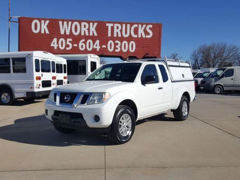 Used 2015 Nissan Frontier SV image 3