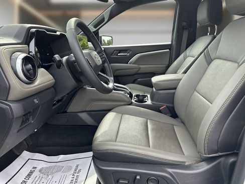 Used 2025 Chevrolet Colorado ZR2 w/ Technology Package AWD/4WD image 12