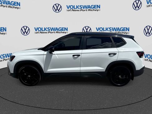 Used 2025 Volkswagen Taos SE FWD image 11