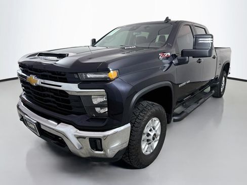 Used 2024 Chevrolet Silverado 2500 LT w/ Convenience Package AWD/4WD image 3