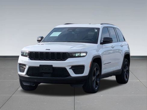 Used 2023 Jeep Grand Cherokee Altitude AWD/4WD image 9
