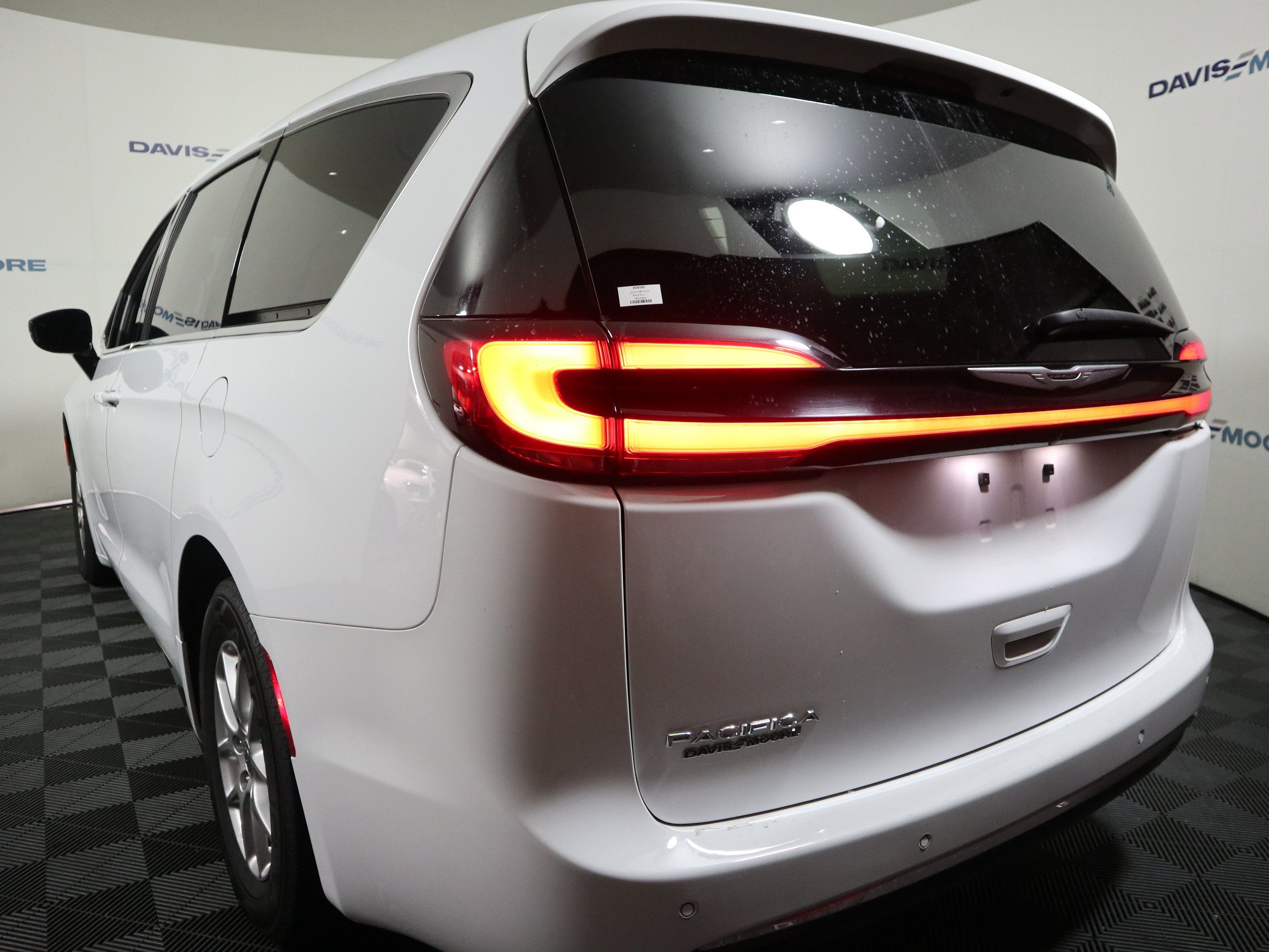 Used 2025 Chrysler Pacifica Select FWD image 9