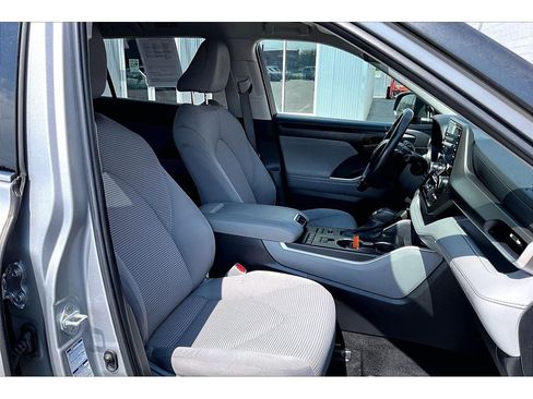 Used 2022 Toyota Highlander LE AWD/4WD image 8