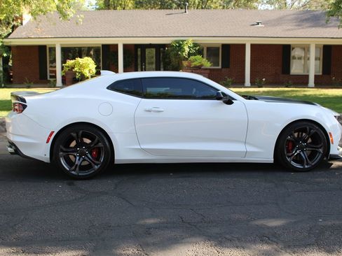 Used 2019 Chevrolet Camaro SS image 3