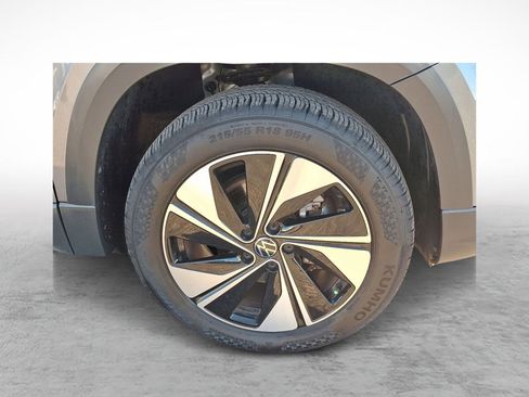 Used 2024 Volkswagen Taos SE image 9