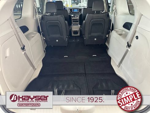 Used 2020 Chrysler Pacifica Touring-L FWD image 41