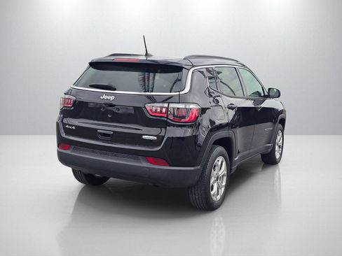 Used 2025 Jeep Compass Latitude w/ Sun & Sound Group AWD/4WD image 5