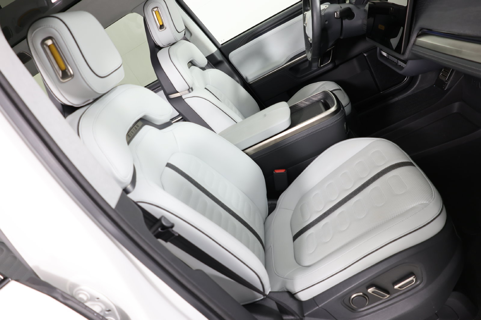 Used 2023 Rivian R1S Adventure Dual AWD/4WD image 27