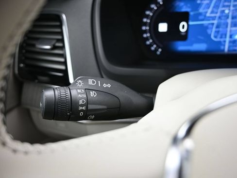 Used 2023 Volvo XC90 B5 Plus w/ Protection Package Premier AWD/4WD image 13