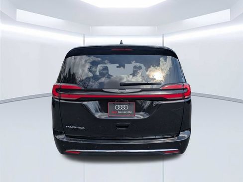Used 2024 Chrysler Pacifica Touring-L FWD image 7