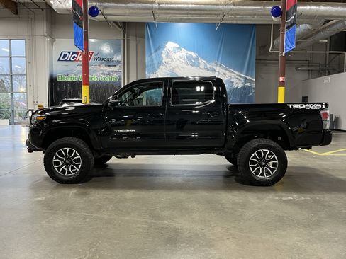 Used 2023 Toyota Tacoma TRD Sport image 2