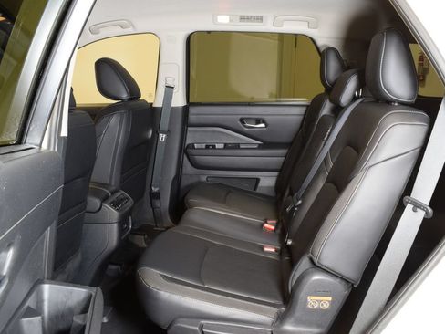 Used 2023 Nissan Pathfinder SL w/ Lighting Package (N92) AWD/4WD image 5