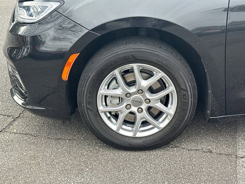 Used 2022 Chrysler Pacifica Touring-L image 11