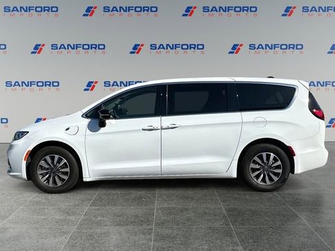 Used 2024 Chrysler Pacifica Limited FWD image 2