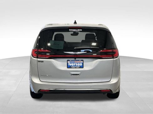 New 2026 Chrysler Pacifica Select FWD image 7