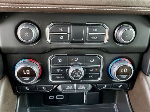Used 2022 Chevrolet Tahoe Z71 AWD/4WD image 32