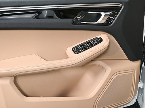Certified 2025 Porsche Macan AWD image 6