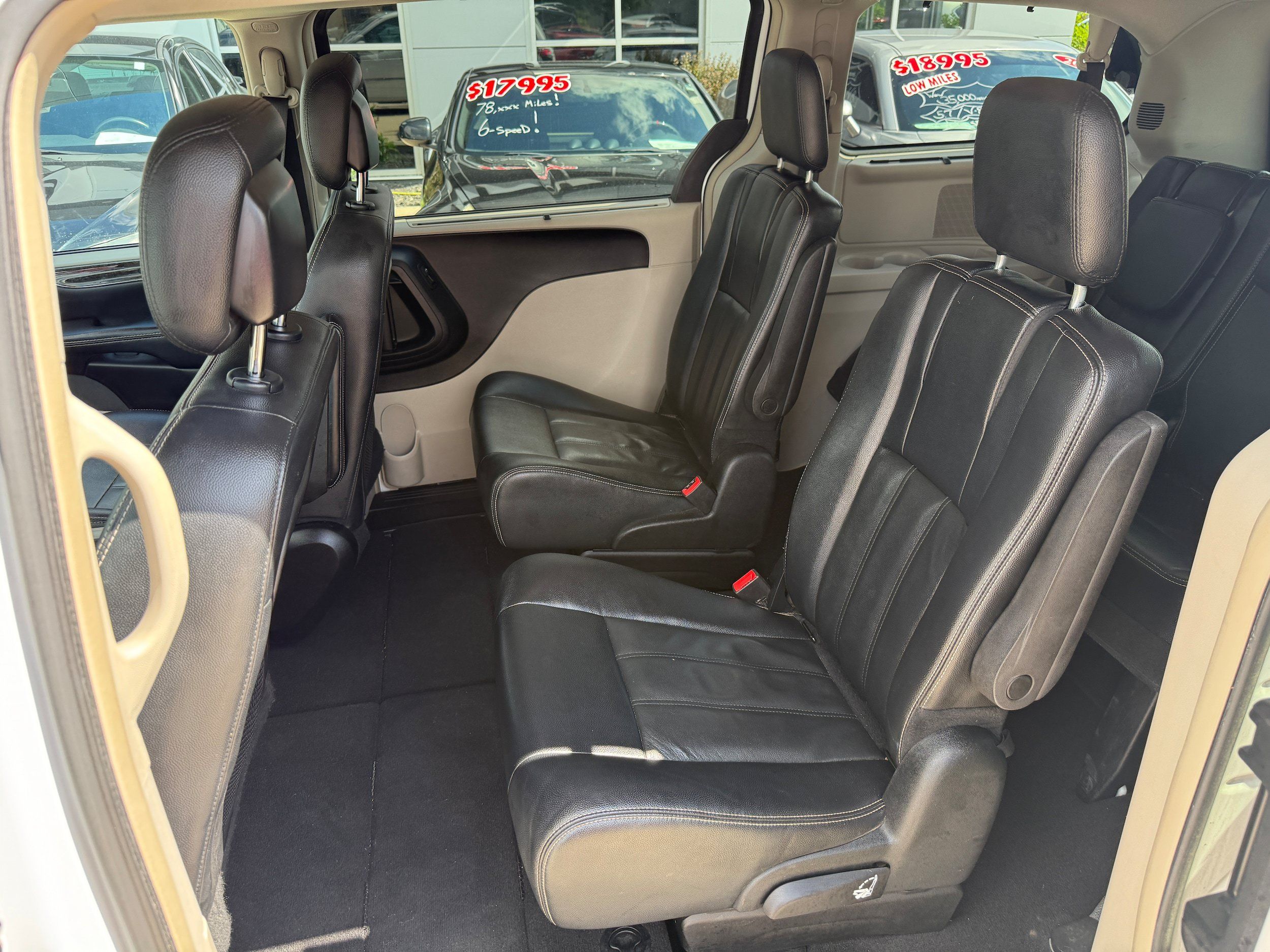 Used 2016 Chrysler Town & Country Touring w/ Driver Convenience Group FWD image 8