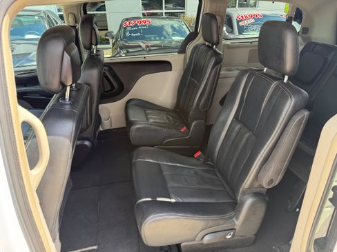 Used 2016 Chrysler Town & Country Touring w/ Driver Convenience Group FWD image 8
