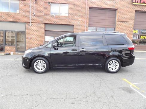 Used 2017 Toyota Sienna XLE image 4